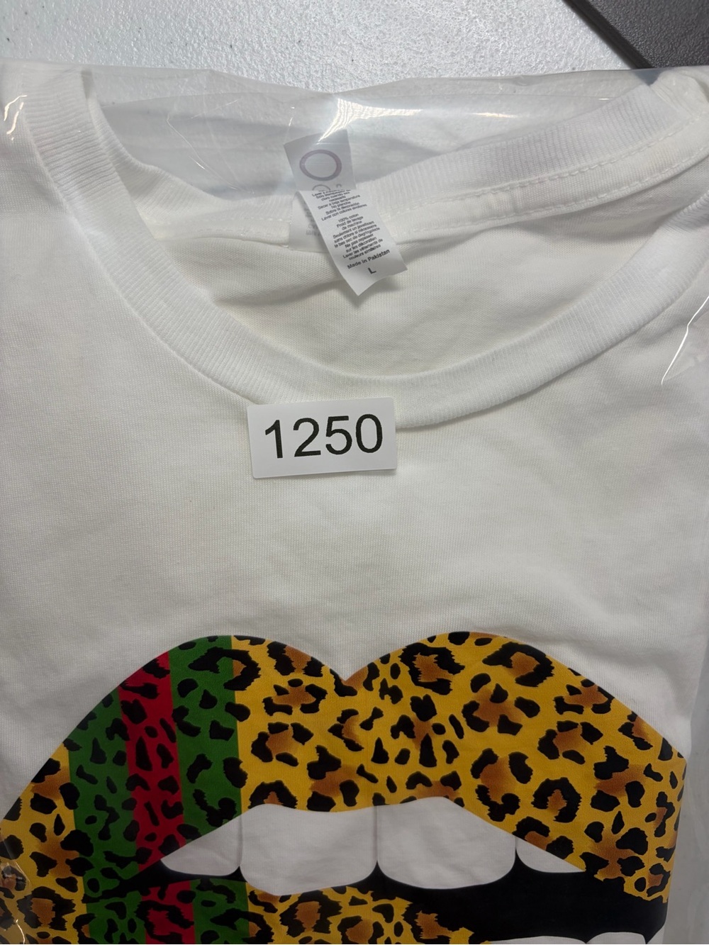 Leopard Print Lip Design White Graphic Tee (L) - Picture 8 of 8
